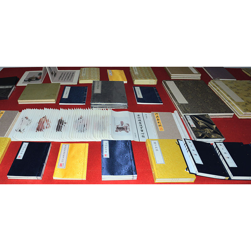 線(xiàn)裝書(shū)和龍鱗卷